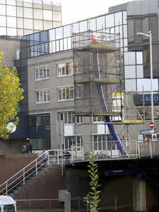 872028 Afbeelding van een pyloon van de Monicabrug over de Stadsbuitengracht te Utrecht, die in de steigers staat voor ...